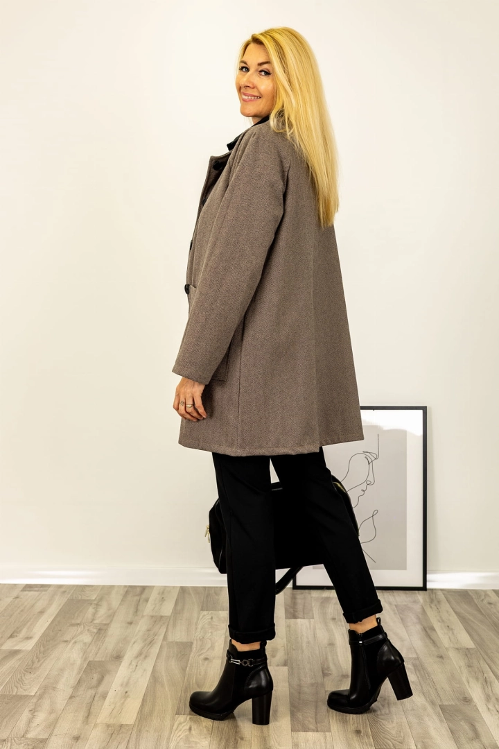 Płaszcz Ceregnanoa brązowy krótki na guziki w fasonie oversize z paskiem i kieszeniami Antaresa.