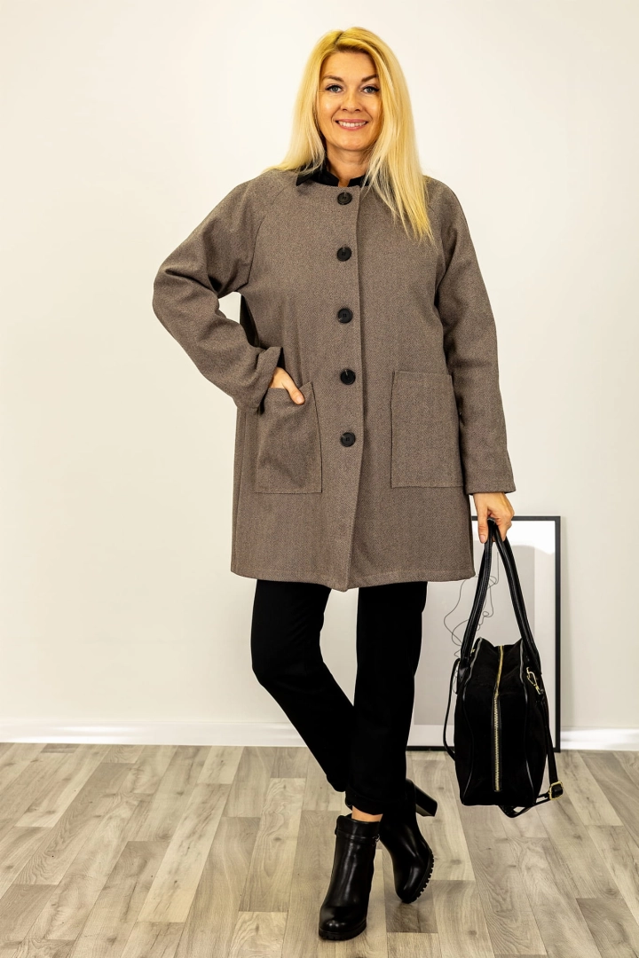 Elegancki płaszcz Ceregnanoa brązowy krótki z dużymi kieszeniami i paskiem w talii Antaresa.