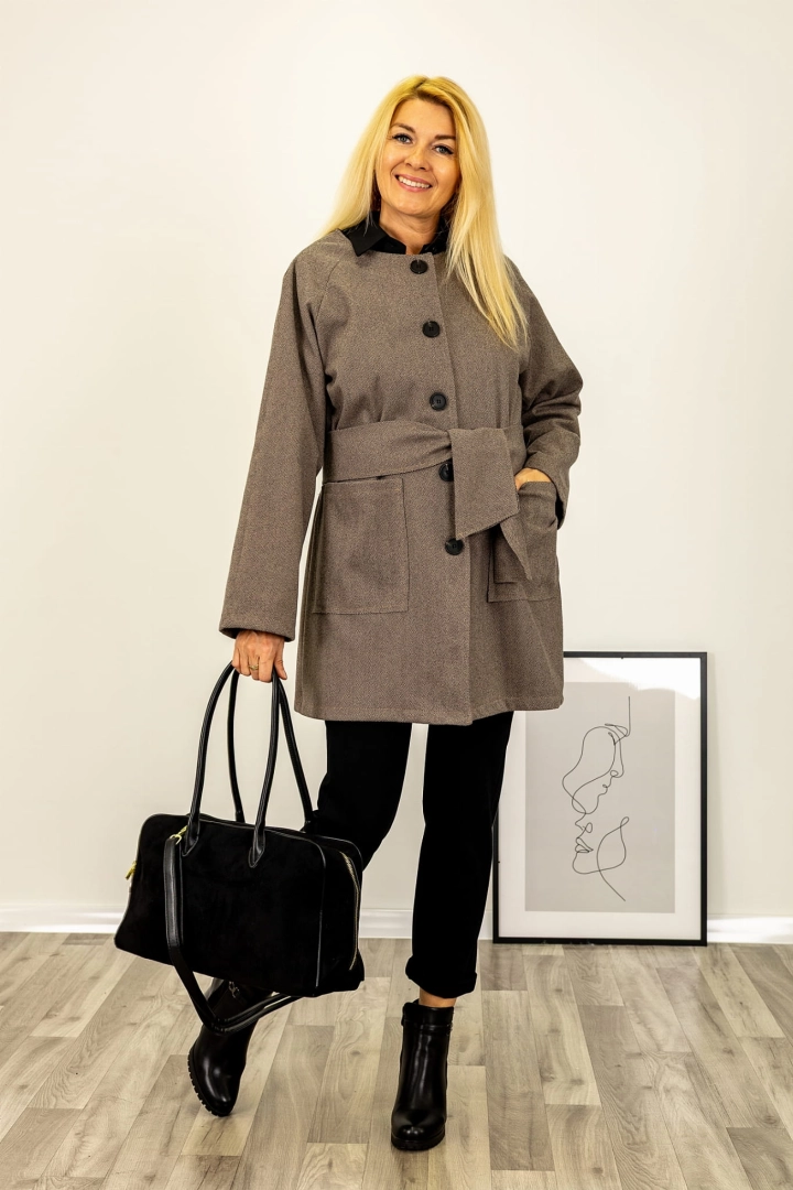 Płaszcz Ceregnanoa brązowy krótki klasyczny w jodełkę na guziki z paskiem Antaresa.