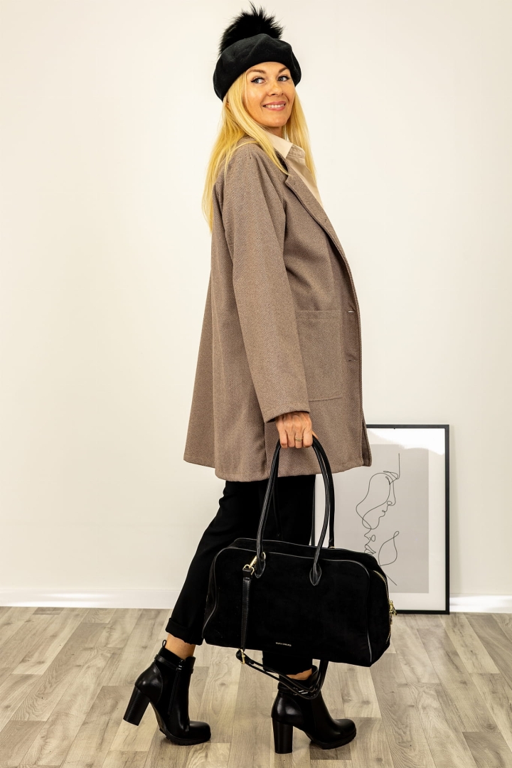 Stylowy płaszcz Ceregnanoa beżowy ciemny krótki w jodełkę wiązany z kieszeniami Antaresa.