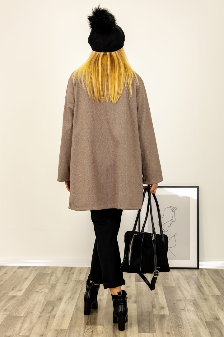 Elegancki płaszcz Ceregnanoa beżowy ciemny krótki klasyczny w jodełkę z paskiem Antaresa.