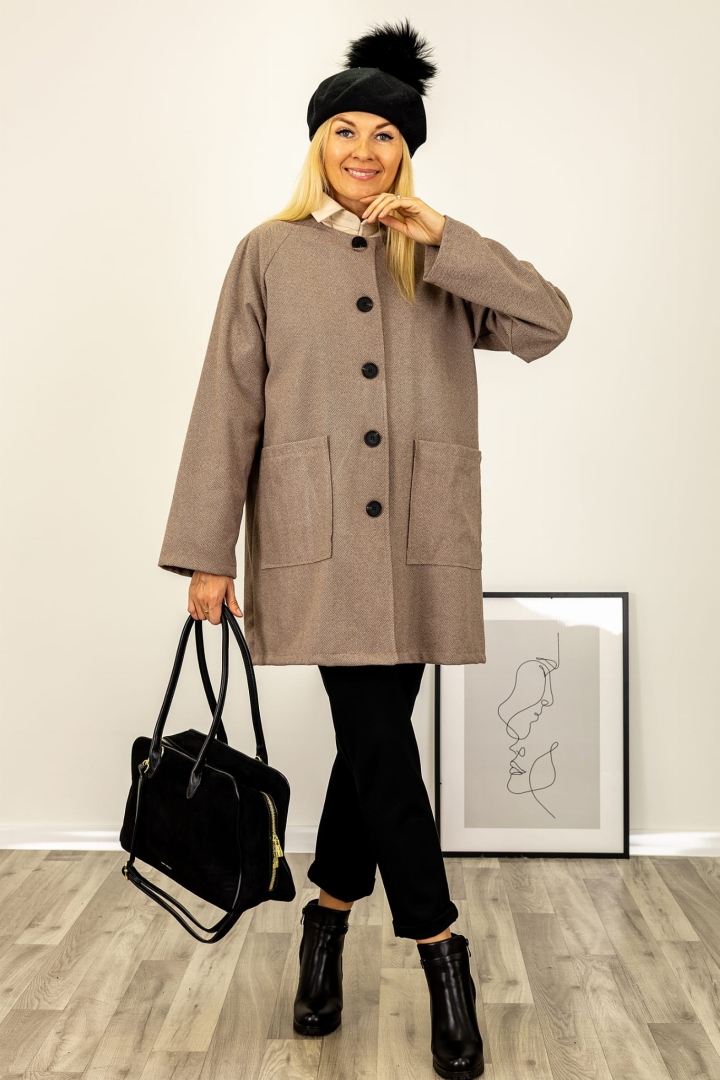 Płaszcz Ceregnanoa beżowy ciemny krótki na guziki z paskiem wiązanym i kieszeniami Antaresa.