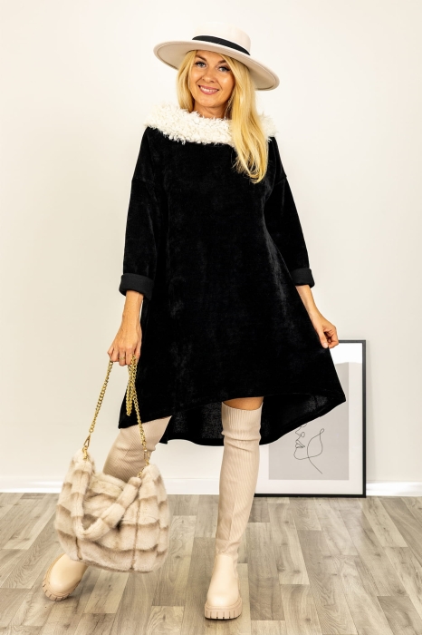 Sukienka Tolloa czarna oversize asymetryczna ocieplana z kołnierzem barankiem