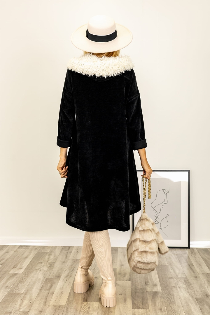 Modna sukienka Tolloa czarna welurowa asymetryczna w zimowym stylu