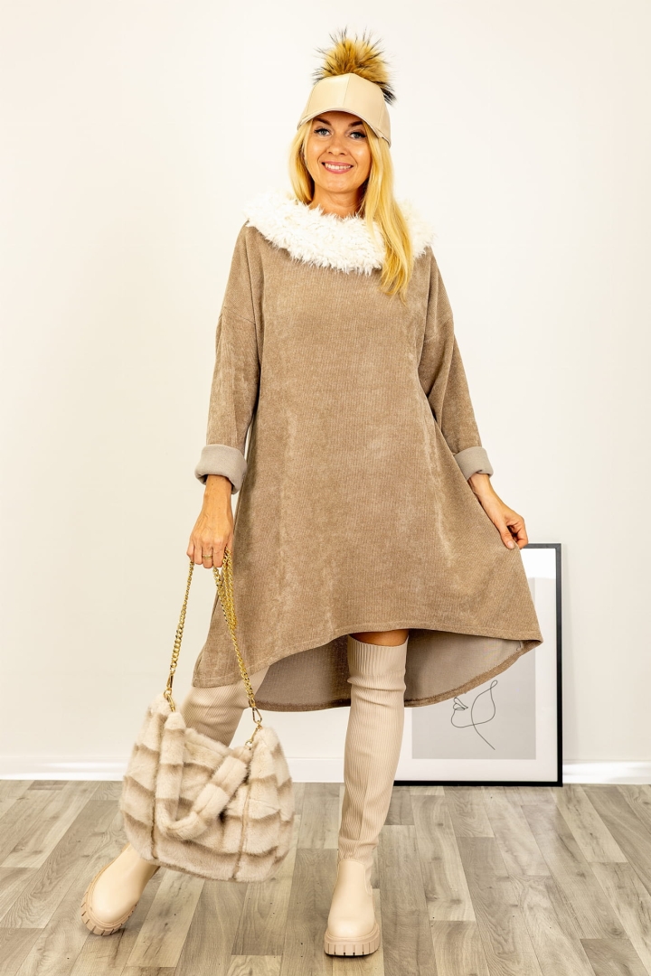Sukienka Tolloa fango oversize asymetryczna ocieplana z kołnierzem barankiem i kapturem