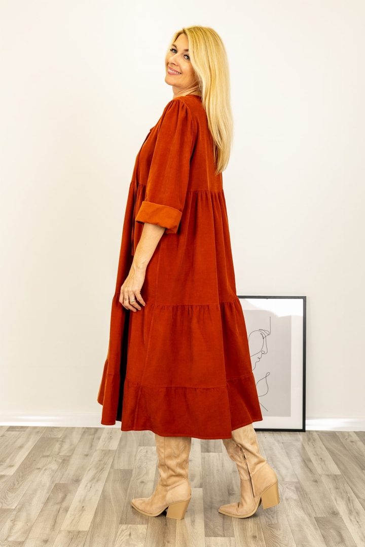 Sukienka Sanseveroa ruda bawełniana midi z rękawem dlugim i falbanami Antaresa