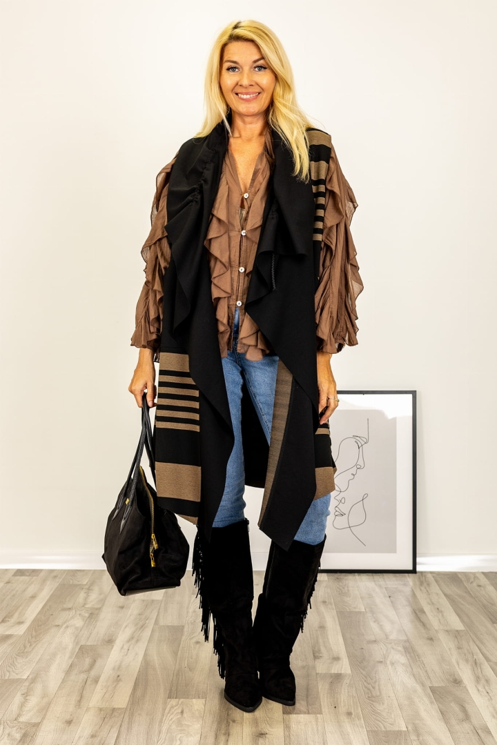 Narzutka czarno-camel z troczkami i szerokim kołnierzem waterfall, idealna na chłodniejsze dni.