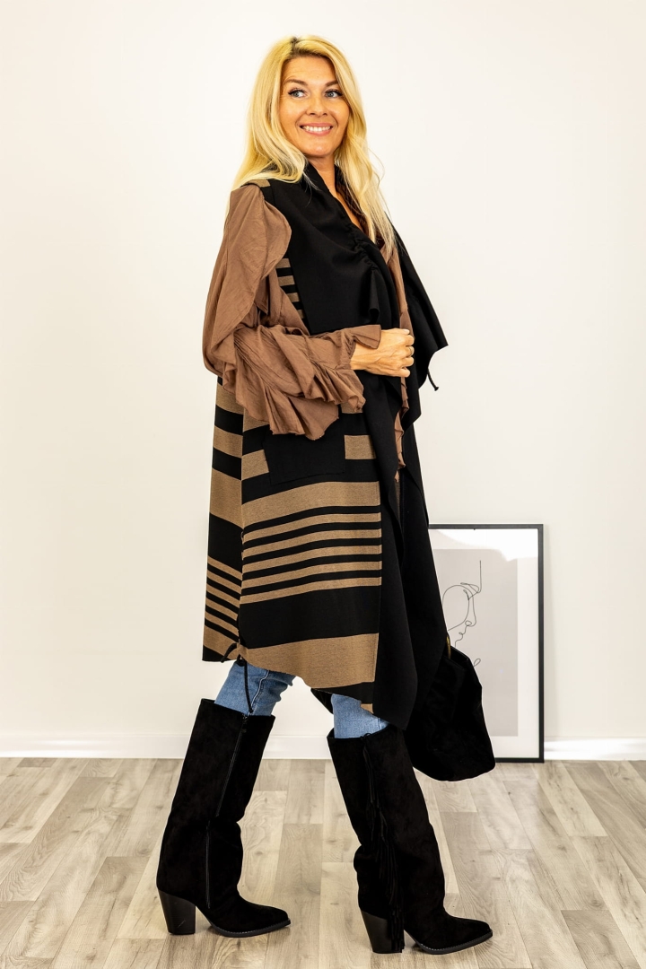 Bezrękawnik czarno-camel z ściąganym kołnierzem i kieszeniami, stylowa narzutka na jesień.