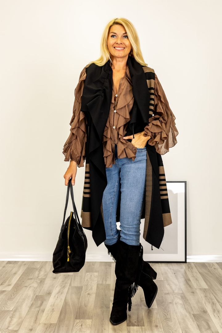 Kamizelka czarno-camel oversize z kołnierzem typu waterfall i kieszeniami po bokach.