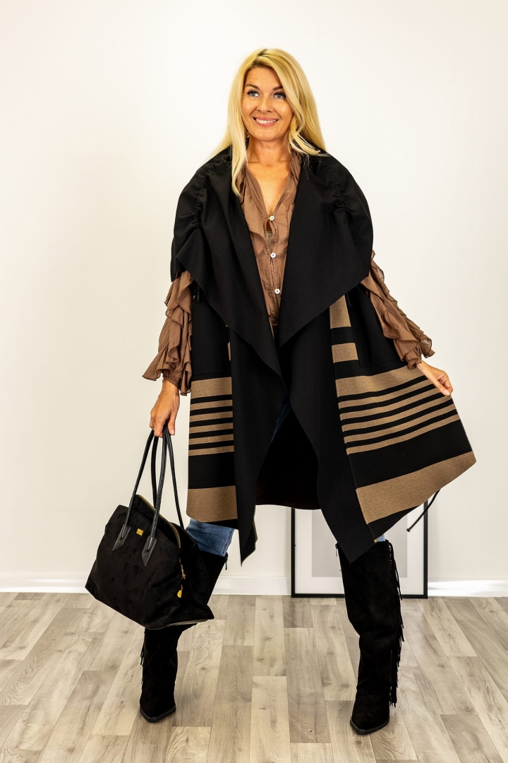 Stylowa narzutka bezrękawnik czarno-camel, elegancka i praktyczna jednocześnie.