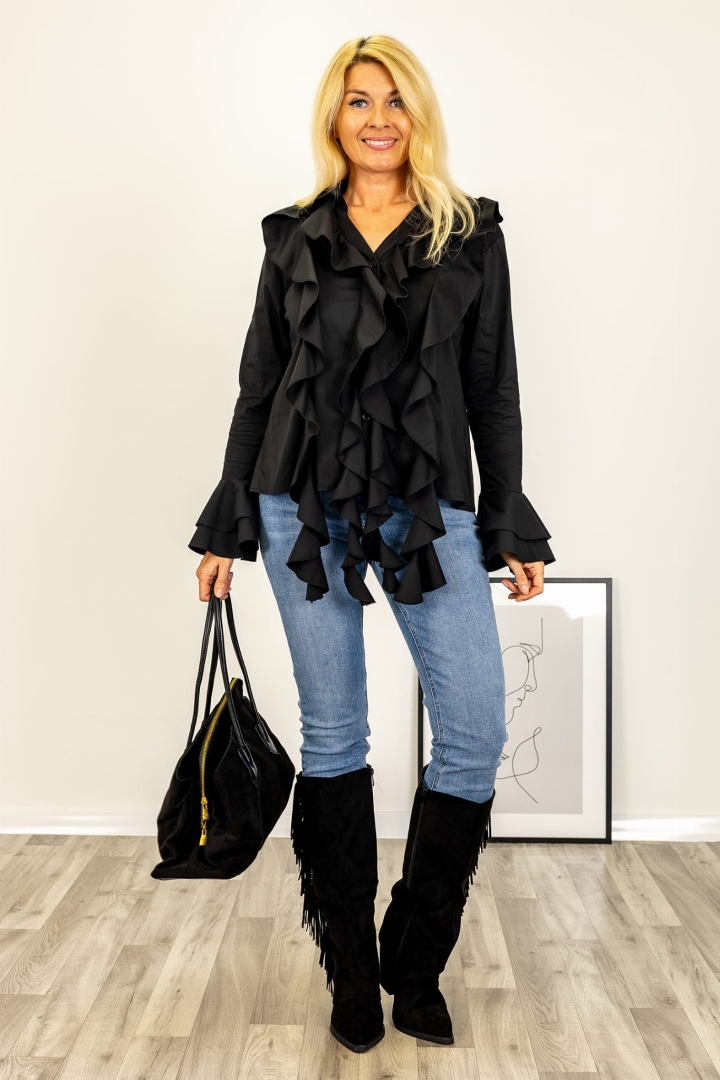 Czarna koszula Cremenaga z falbankami i dekoltem V.