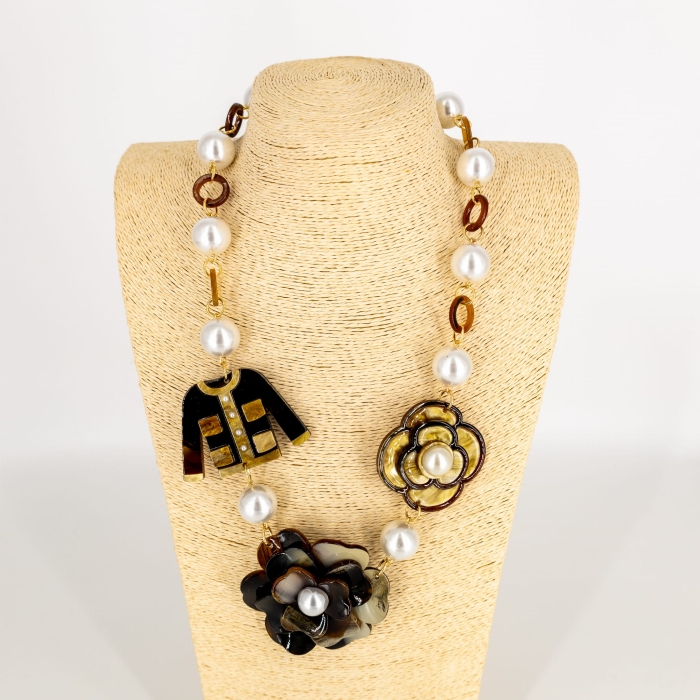 Naszyjnik z akrylowymi kwiatami i perłami w odcieniach marmurkowego brązu, elegancka biżuteria włoska.