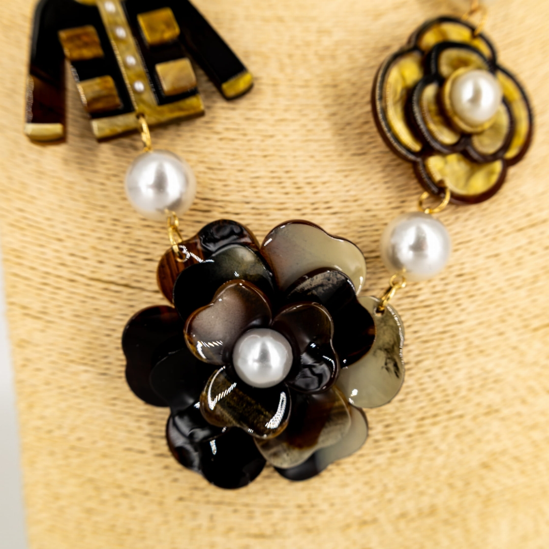 Marmurkowy naszyjnik z kwiatami i perłowymi detalami, artystyczny dodatek glamour.