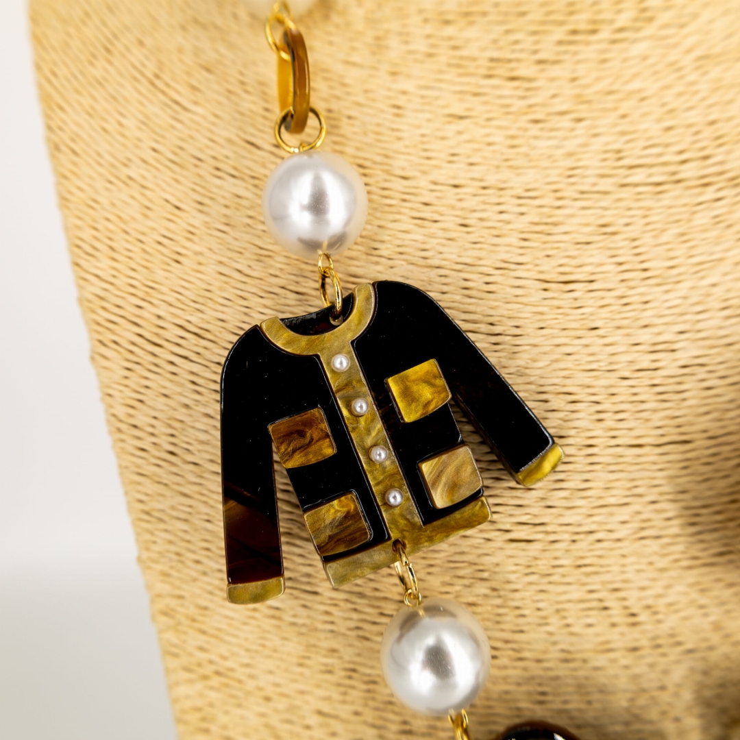 Brązowo-złoty naszyjnik z perłami, elegancki dodatek o włoskim charakterze.