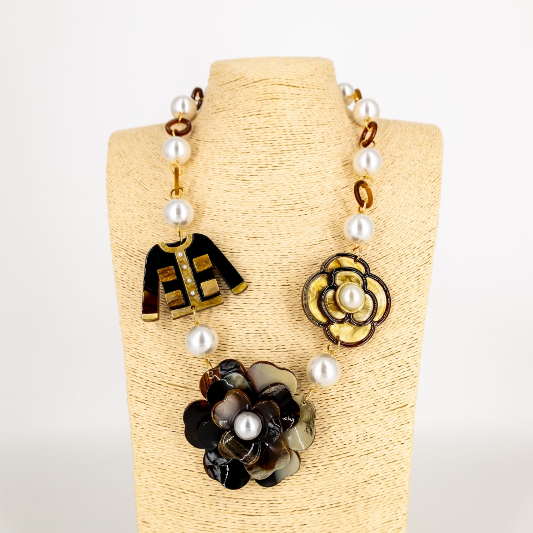 Naszyjnik glamour Bovamarina z perłami i kwiatami, stylowa biżuteria Antaresa.