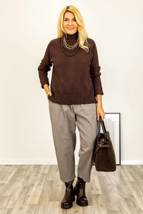 Ciepły sweter Dolce Piccante brązowy oversize z golfem.