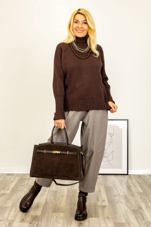 Brązowy sweter Dolce Piccante z golfem i ozdobnym wykończeniem.