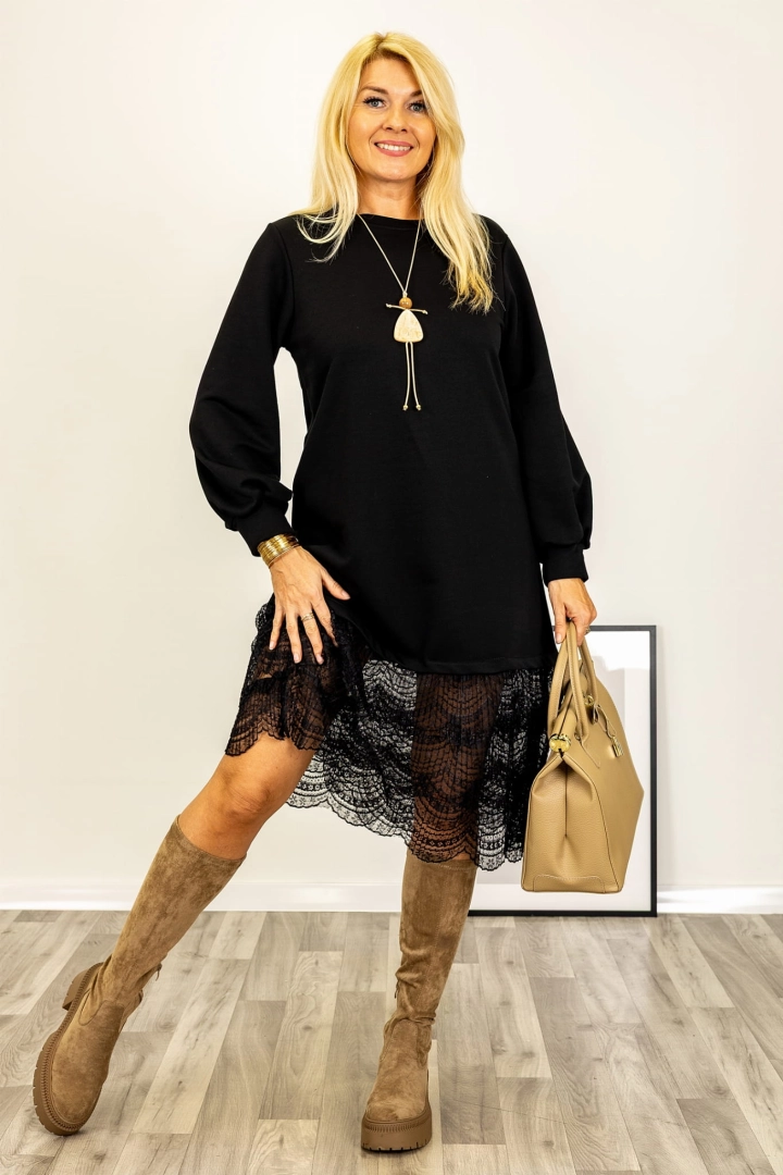 Włoska sukienka Sancalogeroa czarna z delikatną koronką na dole i miękkim materiałem