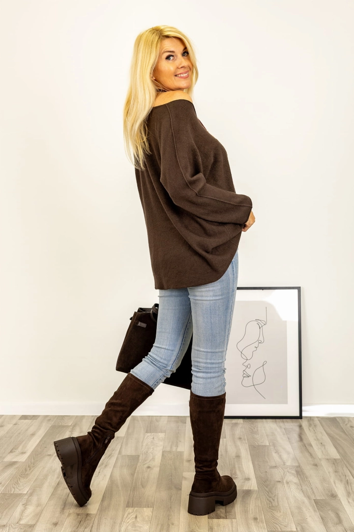 Ciepły sweter kawa z mlekiem V-neck dla różnych sylwetek.