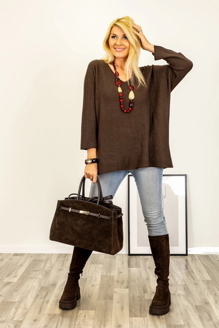 Brązowy sweter czekoladowy oversize z lekką dzianiną.