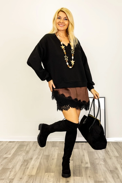 Elegancka czarna bluza damska oversize z brązową koronką i satynowymi detalami.