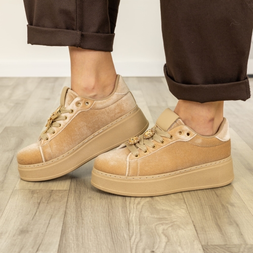 Beżowe sneakersy Pianobattaglia welurowe na platformie z biżuteryjną przypinką