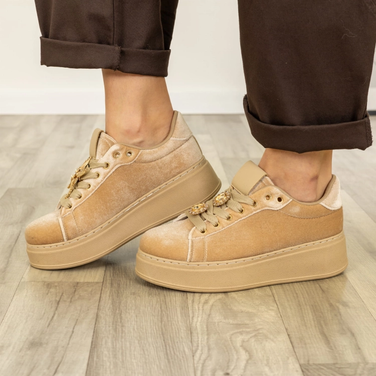 Beżowe sneakersy Pianobattaglia welurowe na platformie z biżuteryjną przypinką