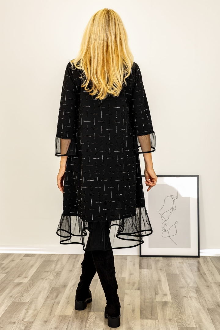 Sukienka czarna midi elegancka z tiulowymi falbankami.