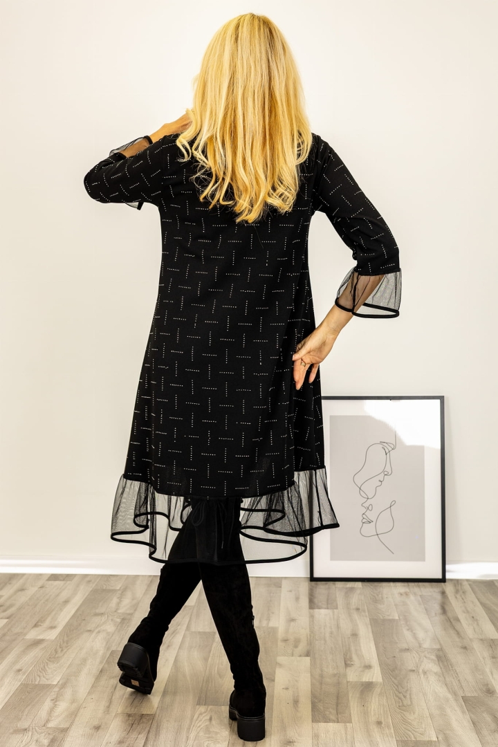 Elegancka czarna sukienka z geometrycznym wzorem dżetów.