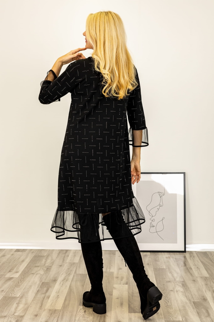 Czarna sukienka wieczorowa z tiulem i dekoracyjnym połyskiem.