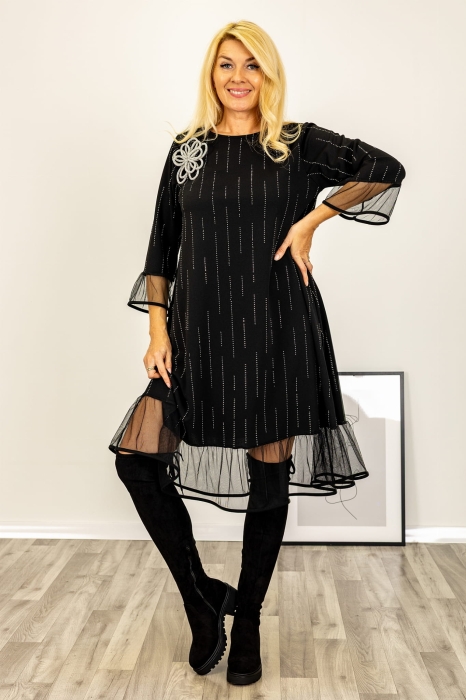 Czarna sukienka midi z połyskującymi dżetami i tiulowym wykończeniem.