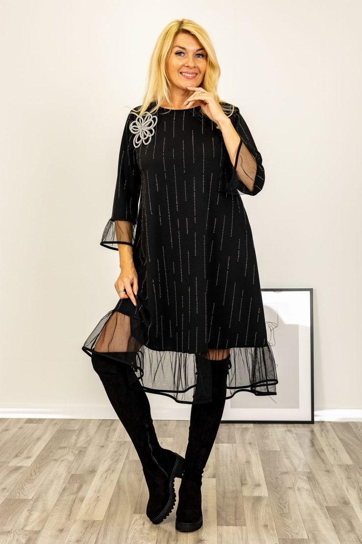 Czarna sukienka rozkloszowana midi z dżetami na tkaninie.