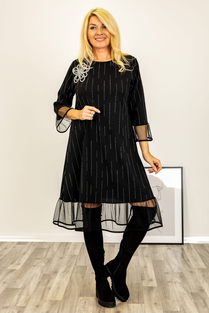 Czarna sukienka midi na wyjątkowe okazje z efektownym wykończeniem.