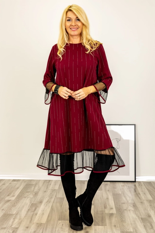Burgundowa sukienka elegancka z tiulowymi falbankami.
