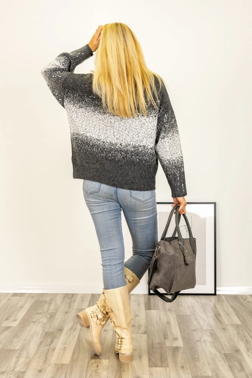 Popielaty sweter z golfem oversize na sezon jesienno zimowy.