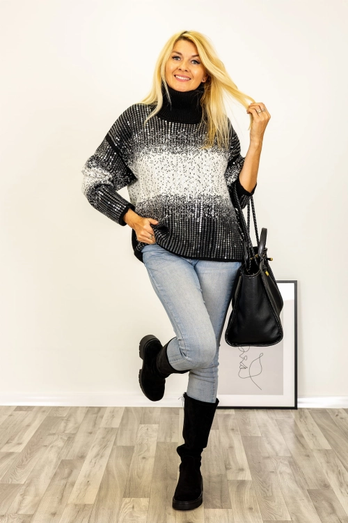 Czarny sweter z golfem oversize z subtelnym połyskiem i efektem ombre.