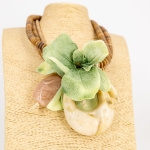 Naszyjnik trzywarstwowy Valdobbiadene z realistycznym  kwiatem pastylki duże koraliki marmurkowe nieregulowany beżowy z pastelowym różem