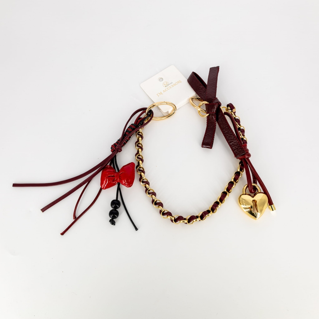 Przypinka Salbertranda bordowa z łańcuszkiem i kłódką w kształcie serca.