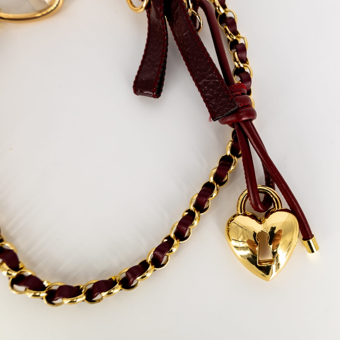 Przypinka z łańcuszkiem i kłódką w eleganckiej odsłonie.