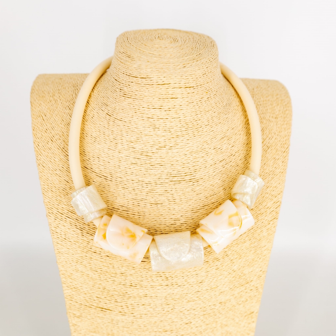 Naszyjnik Remanzacco w kolorze ecru z marmurkowymi koralikami.