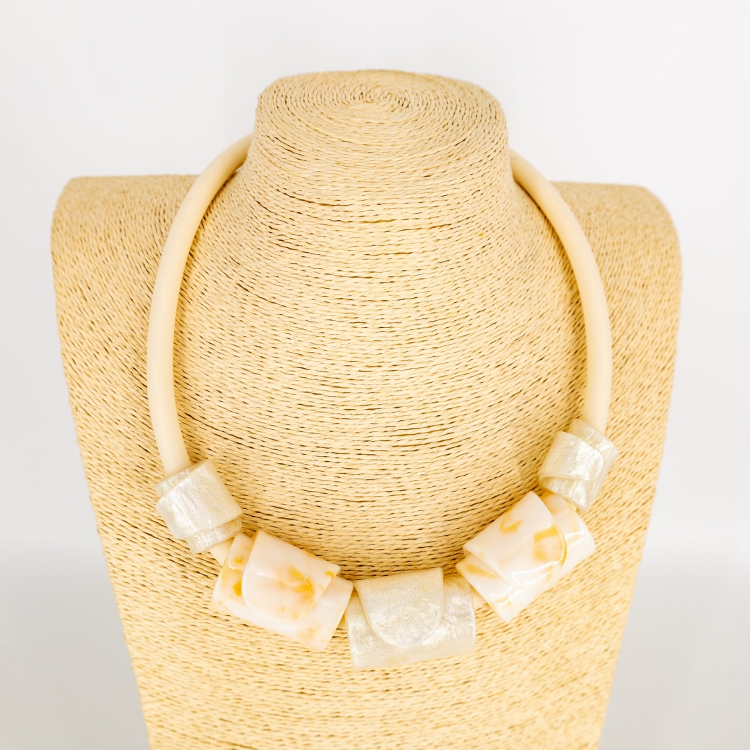 Jasny naszyjnik dekoracyjny na gumie.