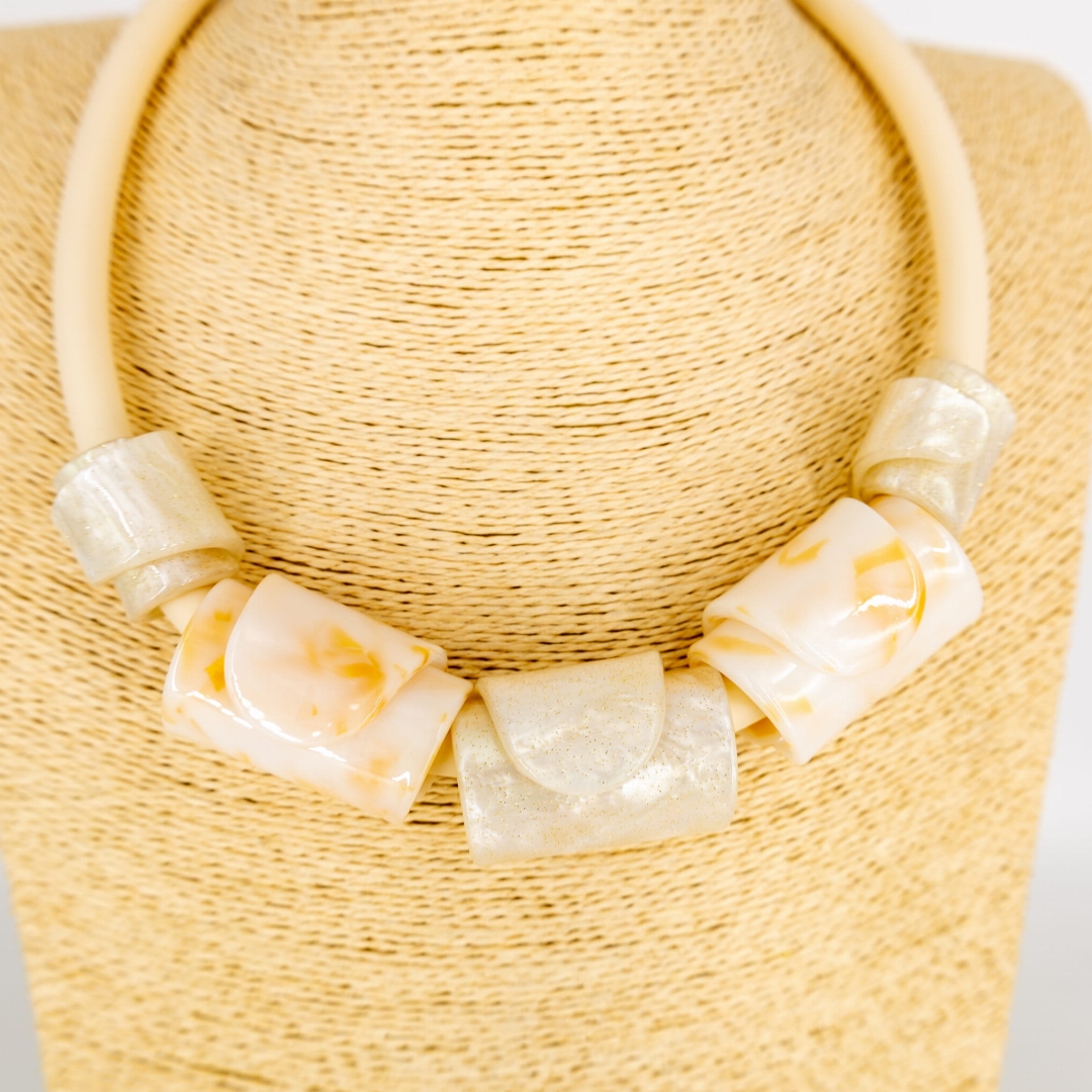 Marmurkowy naszyjnik o lekkiej formie.