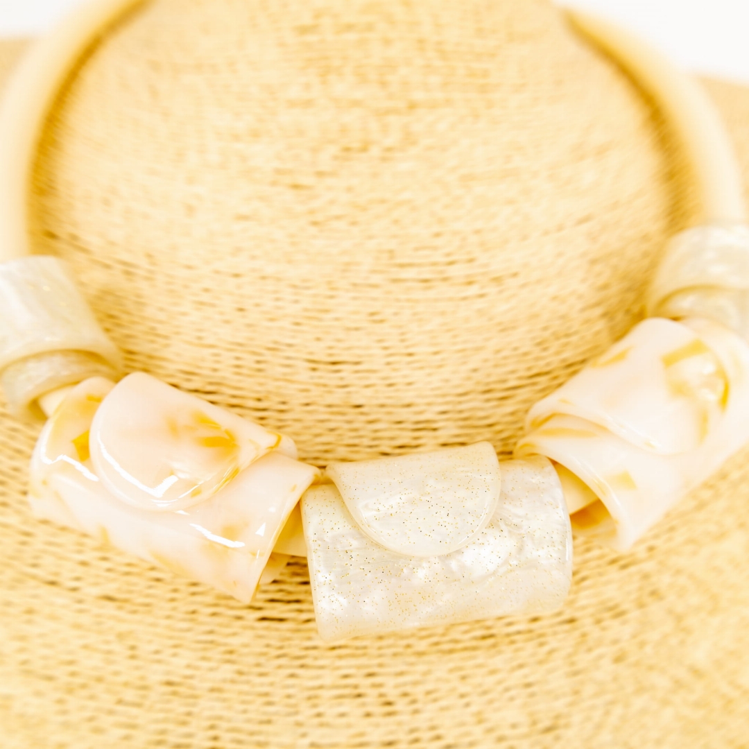 Włoski naszyjnik ecru o nowoczesnym charakterze.