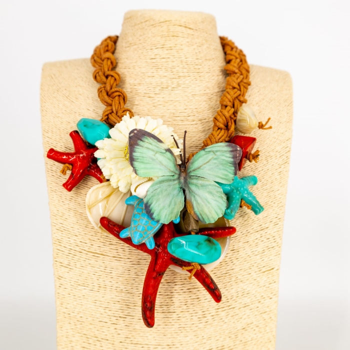 Naszyjnik Spormaggiore boho z rozgwiazdami i muszelkami na ekspozytorze.