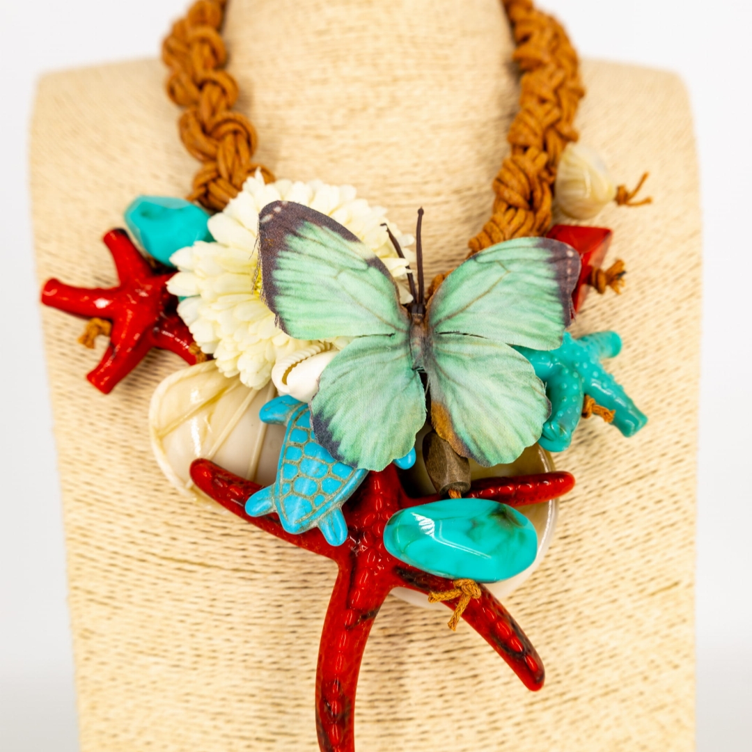 Naszyjnik boho czerwono turkusowy z dużą ozdobą centralną.