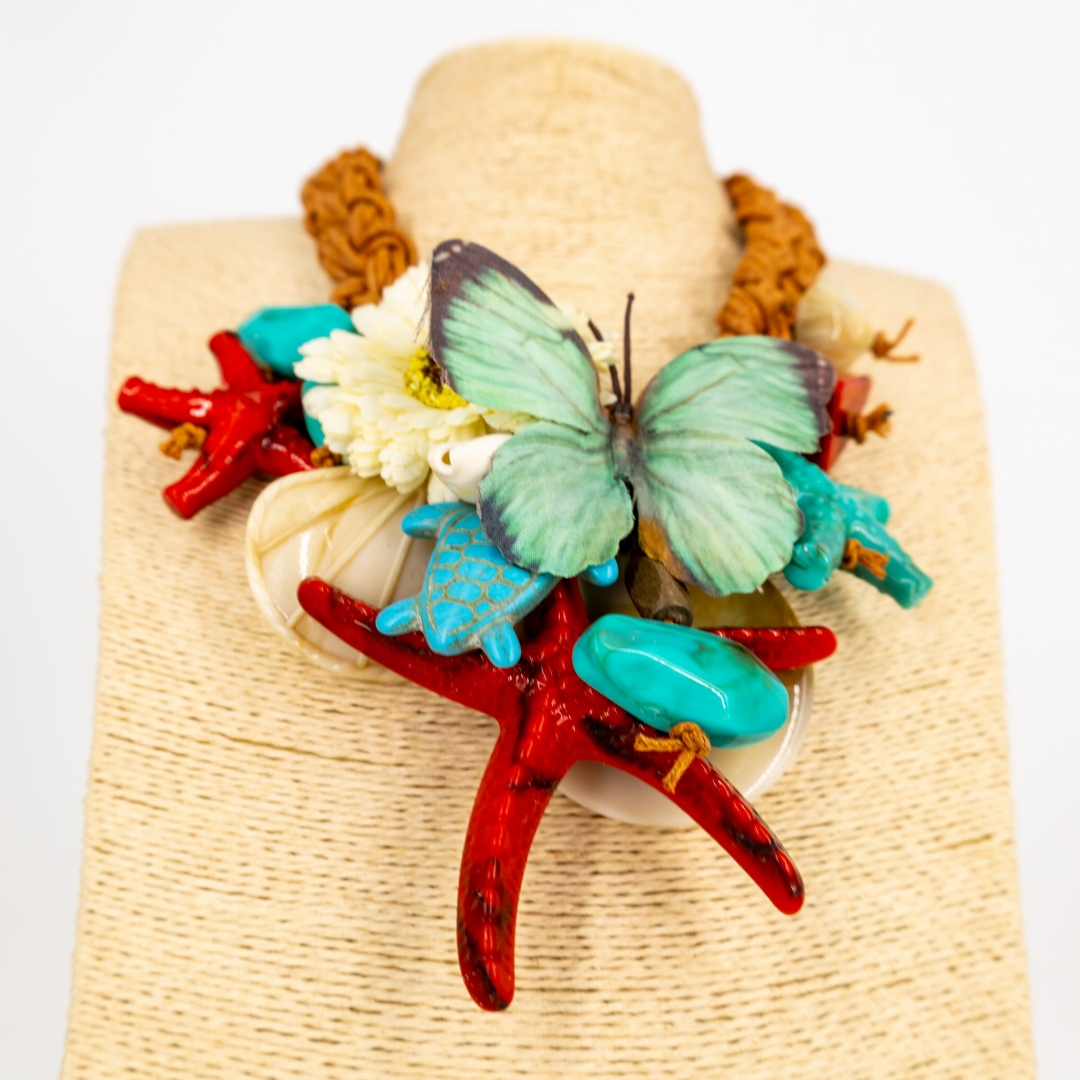 Naszyjnik statement z rozgwiazdami i motylem.