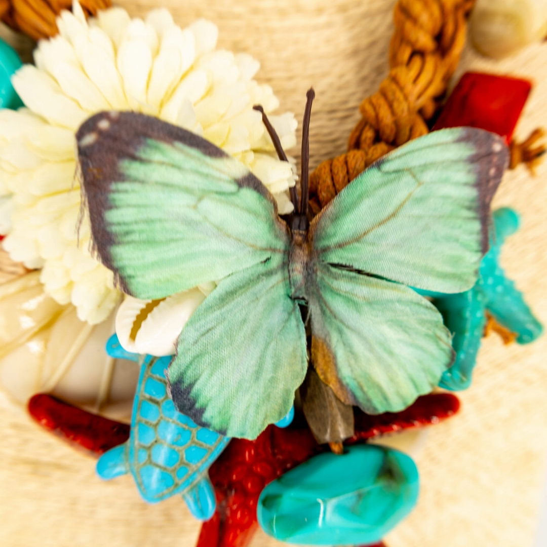 Naszyjnik dekoracyjny na plecionym sznurku z motywem morskim.