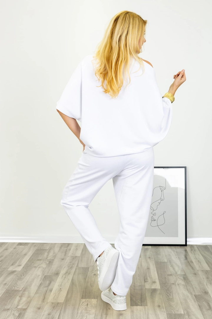 Białe spodnie dresowe Lusiglie z prostymi nogawkami elastycznym pasem z regulacją na troczki oraz bocznymi kieszeniami z bawełny z elastanem Antaresa