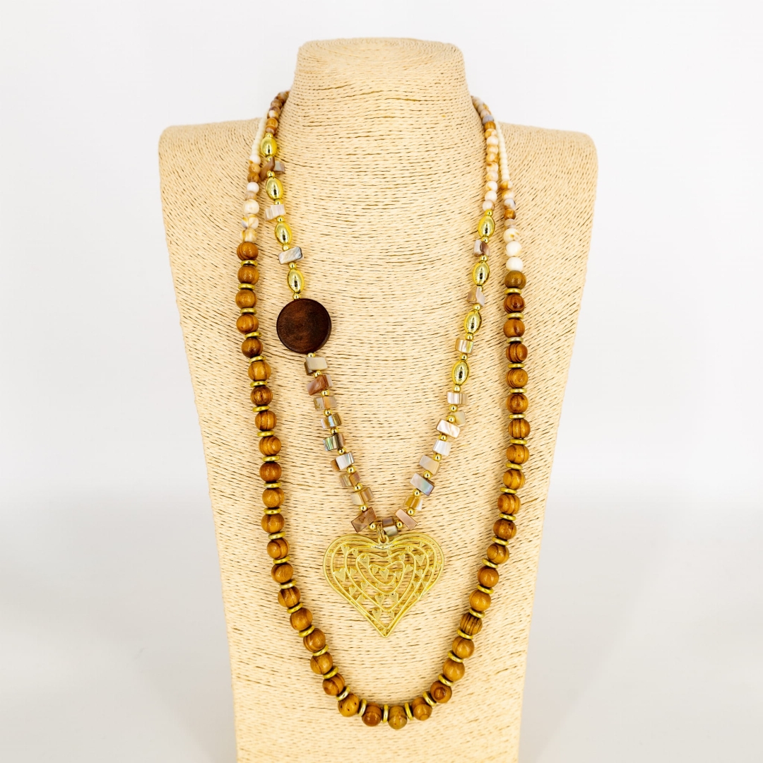 Naszyjnik brązowy z drewnianymi koralikami i ażurowym sercem.