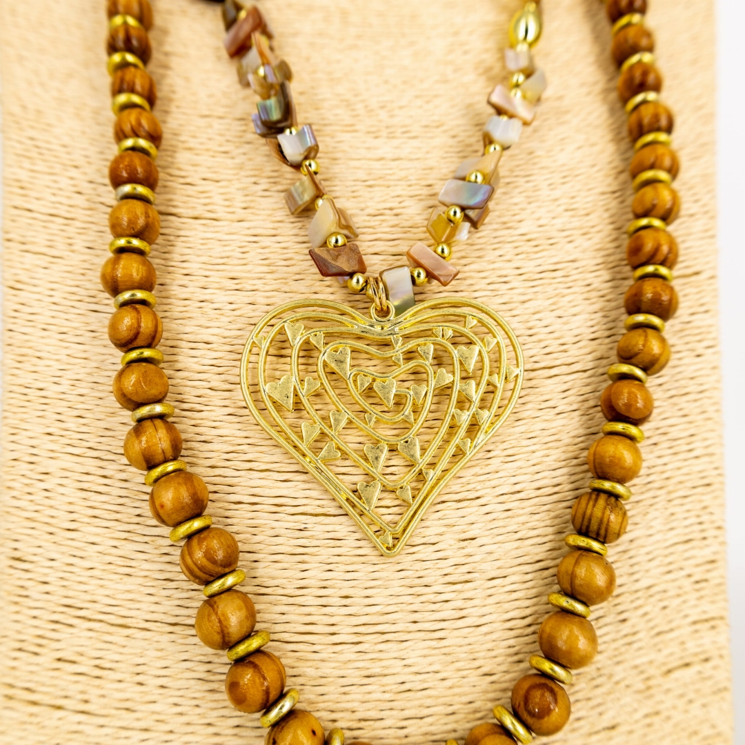 Naszyjnik dekoracyjny brązowy ze złotymi okuciami.